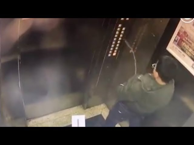 エレベーターのボタンに放尿する少年（画像は『CGTN　2018年2月24日公開 YouTube「Boy gets trapped in elevator after peeing inside」』のサムネイル）