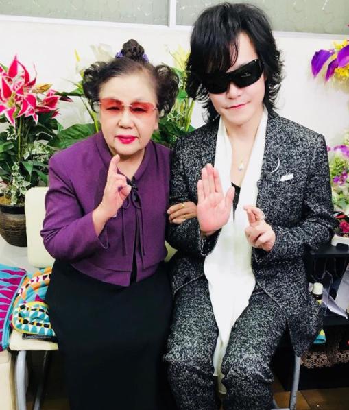 銀座の母とToshl（画像は『Toshl　2018年2月9日付Instagram「＃中居正広 の ＃金曜日 の ＃スマイル ＃たちへ ＃銀座の母 ＃スペシャル」』のスクリーンショット）