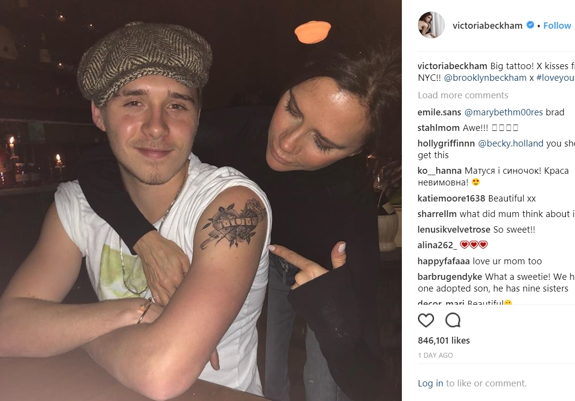 長男ブルックリンとヴィクトリア（画像は『Victoria Beckham　2018年2月17日付Instagram「Big tattoo! X kisses from NYC!!」』のスクリーンショット）