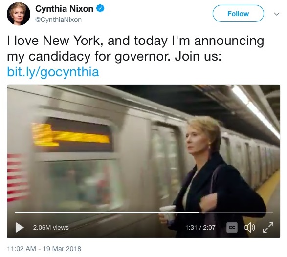 地下鉄に乗り込むシンシアの姿は、“ミランダ”さながら…（画像は『Cynthia Nixon　2018年3月19日付Twitter「I love New York, and today I’m announcing my candidacy for governor.」』のスクリーンショット）