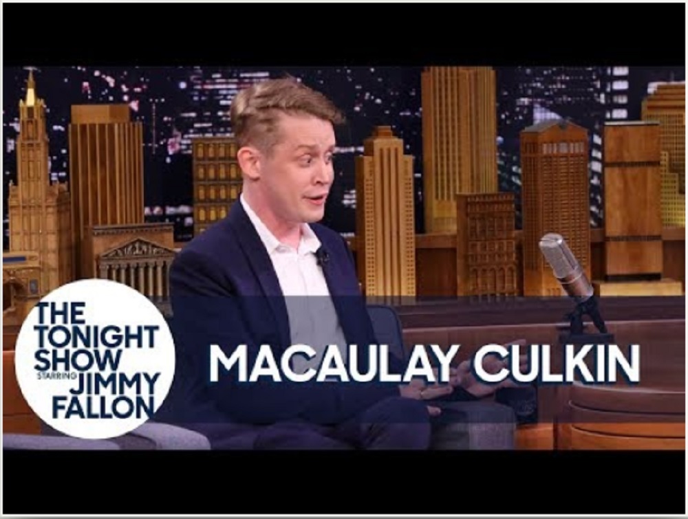 元気そうなマコーレー（画像は『The Tonight Show Starring Jimmy Fallon　2018年3月3日公開 YouTube「Macaulay Culkin Responds to Home Alone Conspiracy Theories」』のサムネイル）