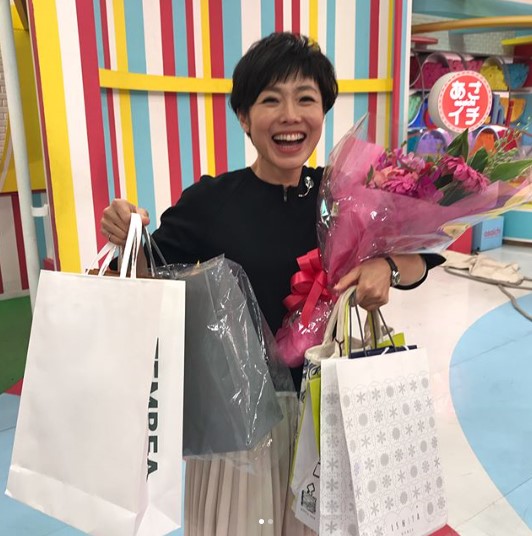 たくさんのプレゼントを手にした有働アナ（画像は『NHKあさイチ　2018年3月22日付Instagram「マジか、50目前の誕生日だとみんなが大盤振る舞いだわ。」』のスクリーンショット）