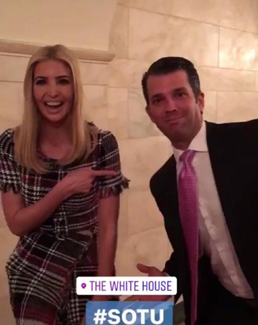 妹のイヴァンカと（画像は『Donald Trump Jr.　2018年1月31日付Instagram「Nothing like photobombing ＠ivankatrump’s Instagram feed from The White House.」』のスクリーンショット）