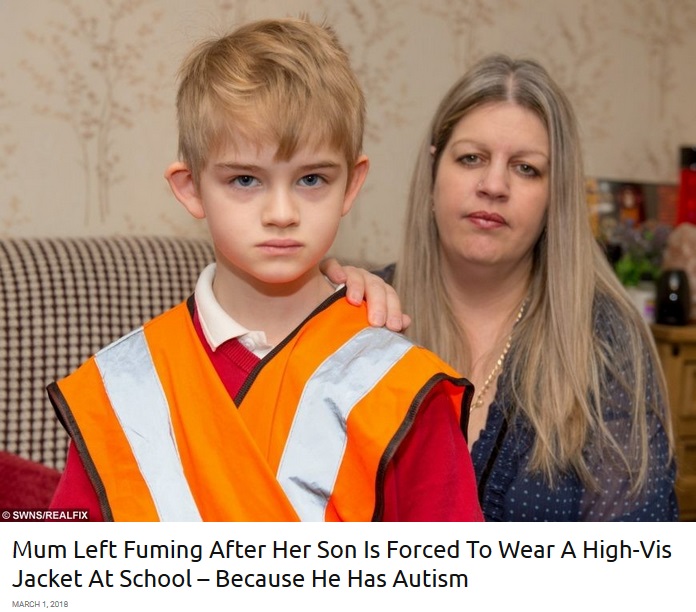 自閉症の男児に学校側が警告用ベストを着用させる（画像は『real fix　2018年3月1日付「Mum Left Fuming After Her Son Is Forced To Wear A High-Vis Jacket At School – Because He Has Autism」』のスクリーンショット）