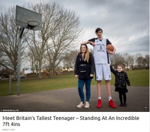 【海外発！Breaking News】「世界一身長が高い10代」イギリスの少年、223.5cmの記録を今も更新中