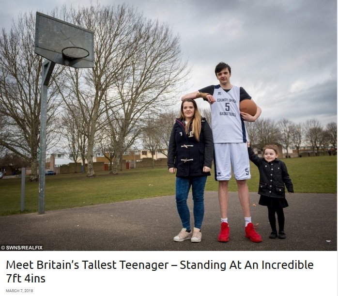 16歳のブランドン・マーシャルくんは身長223.5cm（画像は『real fix　2018年3月7日付「Meet Britain’s Tallest Teenager - Standing At An Incredible 7ft 4ins」』のスクリーンショット）