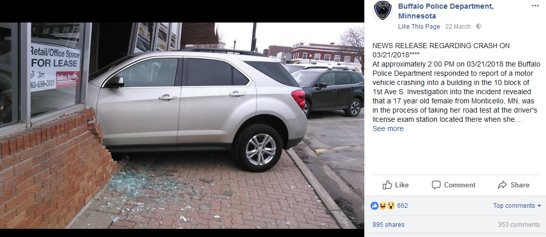 運転技能試験中にあってはならない事故（画像は『Buffalo Police Department, Minnesota　2018年3月22日付Facebook「NEWS RELEASE REGARDING CRASH ON 03/21/2018」』のスクリーンショット）