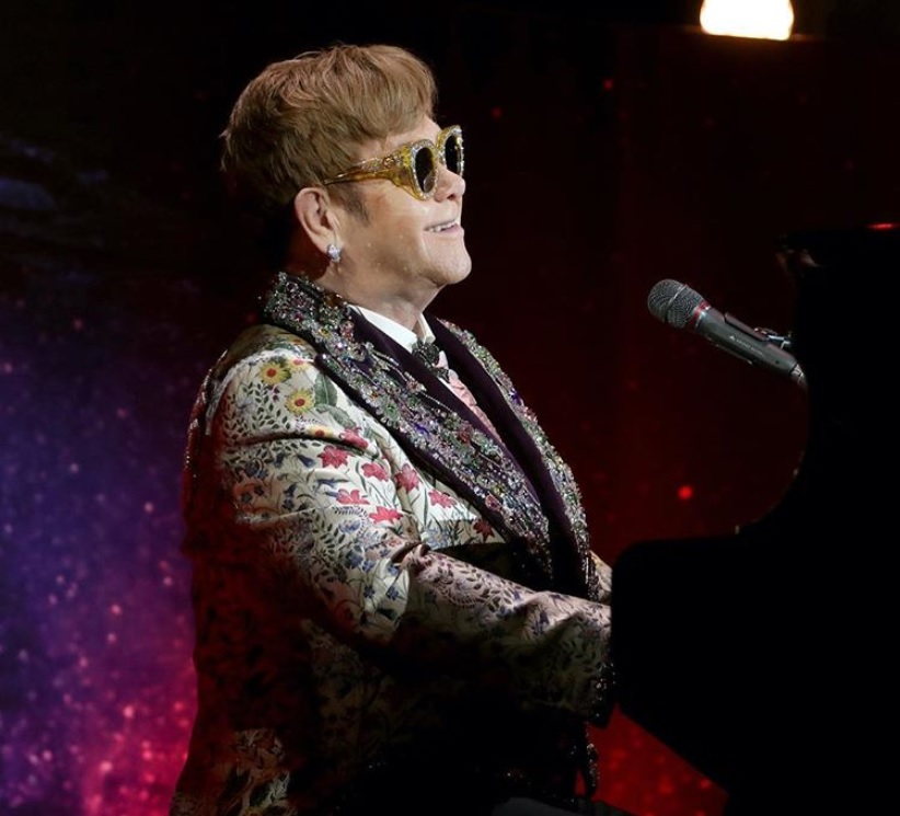 激昂しステージを退場したエルトン（画像は『Elton John　2018年2月16日付Instagram「Remember, you can also get ＃EltonFarewellTour tickets tomorrow from the box office of select ＃USA venues.」』のスクリーンショット）