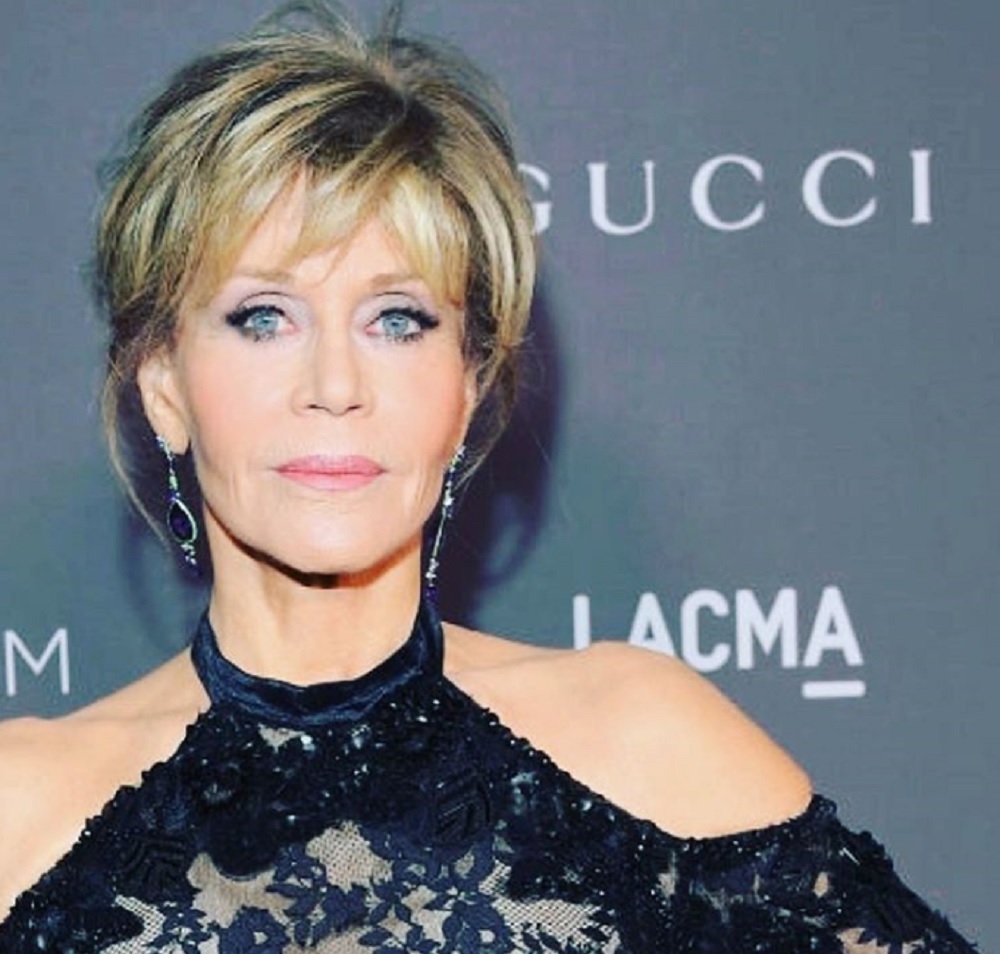 メイクが映えるジェーン・フォンダ（画像は『Jane Fonda　2017年11月7日付Instagram「Here’s me on the red carpet of LA Museum of Modern Art gala」』のスクリーンショット）