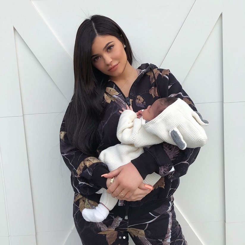 娘を抱っこするカイリー（画像は『Kylie　2018年3月1日付Instagram「my angel baby is 1 month old today」』のスクリーンショット）