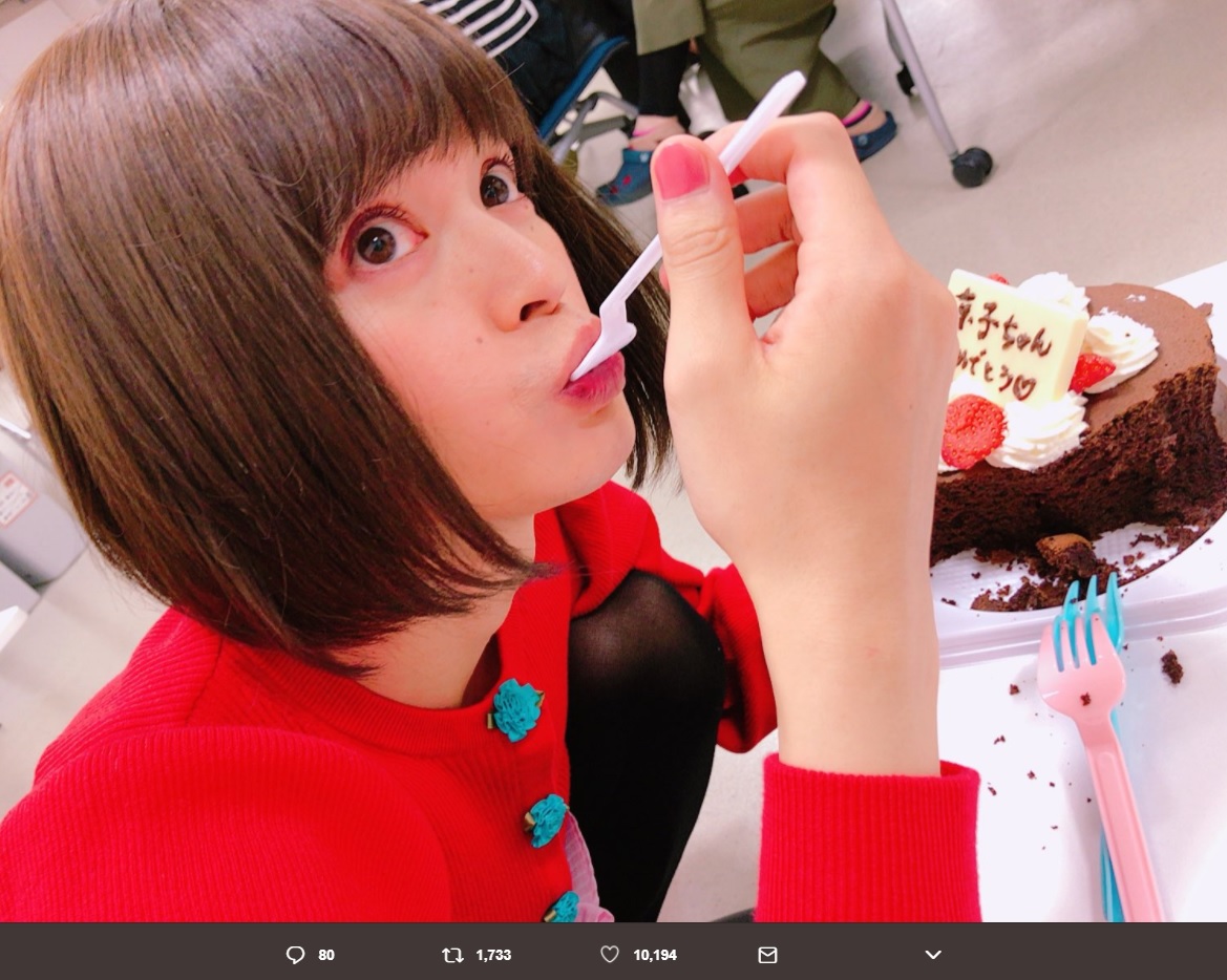 ケーキを食べる『海月姫』の蔵子（画像は『内田理央オフィシャル　2018年3月5日付Twitter「本日21時～海月姫8話放送」』のスクリーンショット）