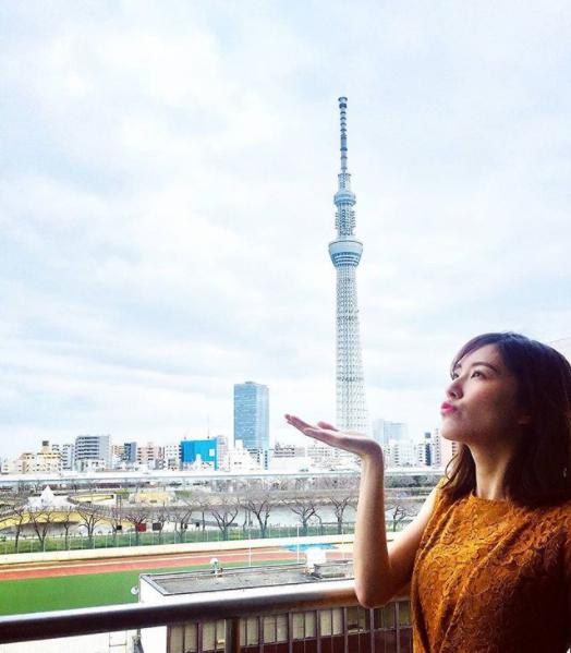 スカイツリーにキスしようとする松井珠理奈（画像は『松井珠理奈　2018年3月7日付Instagram「20歳最後は、素敵な場所で撮影でした」』のスクリーンショット）