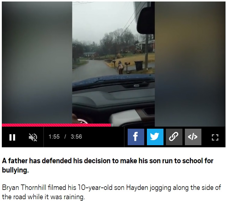 息子がいじめをしたと聞いた父、罰として徒歩で登校させる（画像は『Metro　2018年3月12日付「Father defends forcing son to run to school for bullying while he drove alongside」（Bryan Thornhill）』のスクリーンショット）