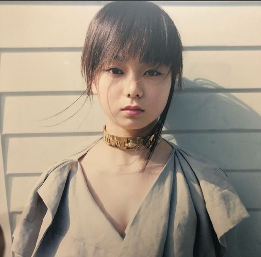 「13歳の時」と森矢カンナ（画像は『森矢カンナ　2018年3月27日付Instagram「実家で写真の整理をしていたらでてきた。」』のスクリーンショット）