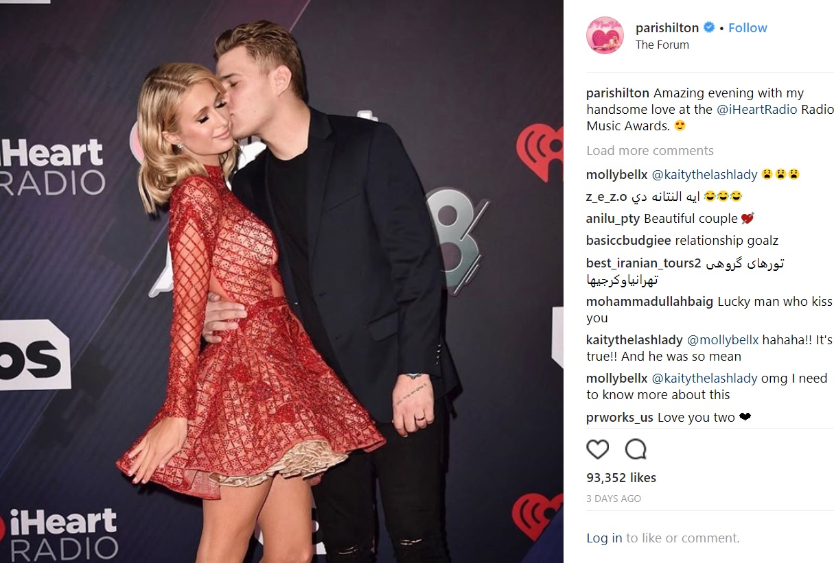 パリス・ヒルトンと婚約者クリス・ジルカ（画像は『Paris Hilton　2018年3月12日付Instagram「Amazing evening with my handsome love at the ＠iHeartRadio Radio Music Awards.」』のスクリーンショット）