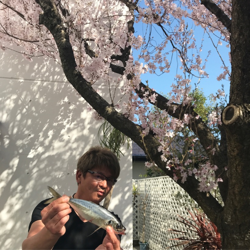 「兄貴ゴッサンです」とRIKACO（画像は『RIKACO　2018年3月25日付Instagram「おーいRIKACO大漁アジ45匹!!」』のスクリーンショット）