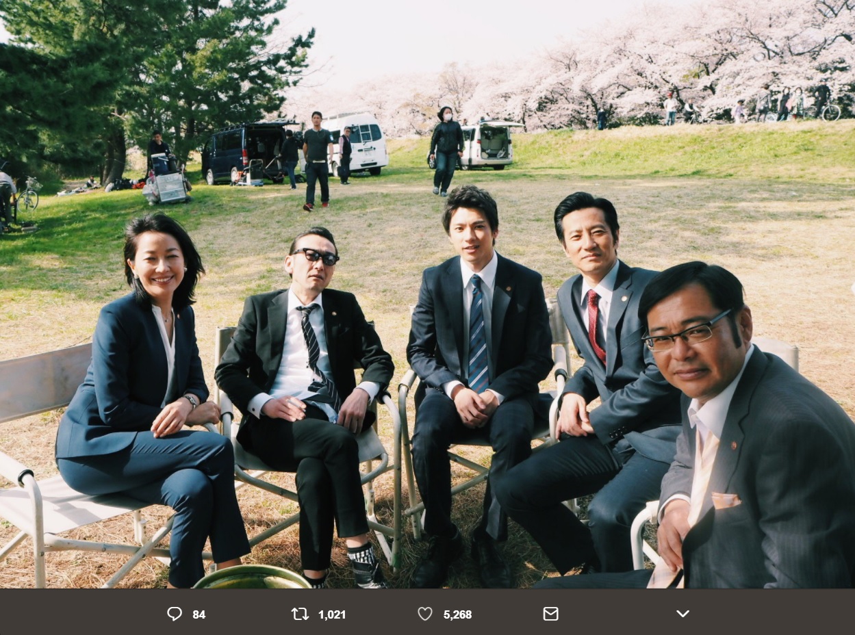 『特捜9』ロケ現場でのキャストたち（画像は『山田裕貴　2018年4月11日付Twitter「『＃特捜9』このあと9時からスタート」』のスクリーンショット）