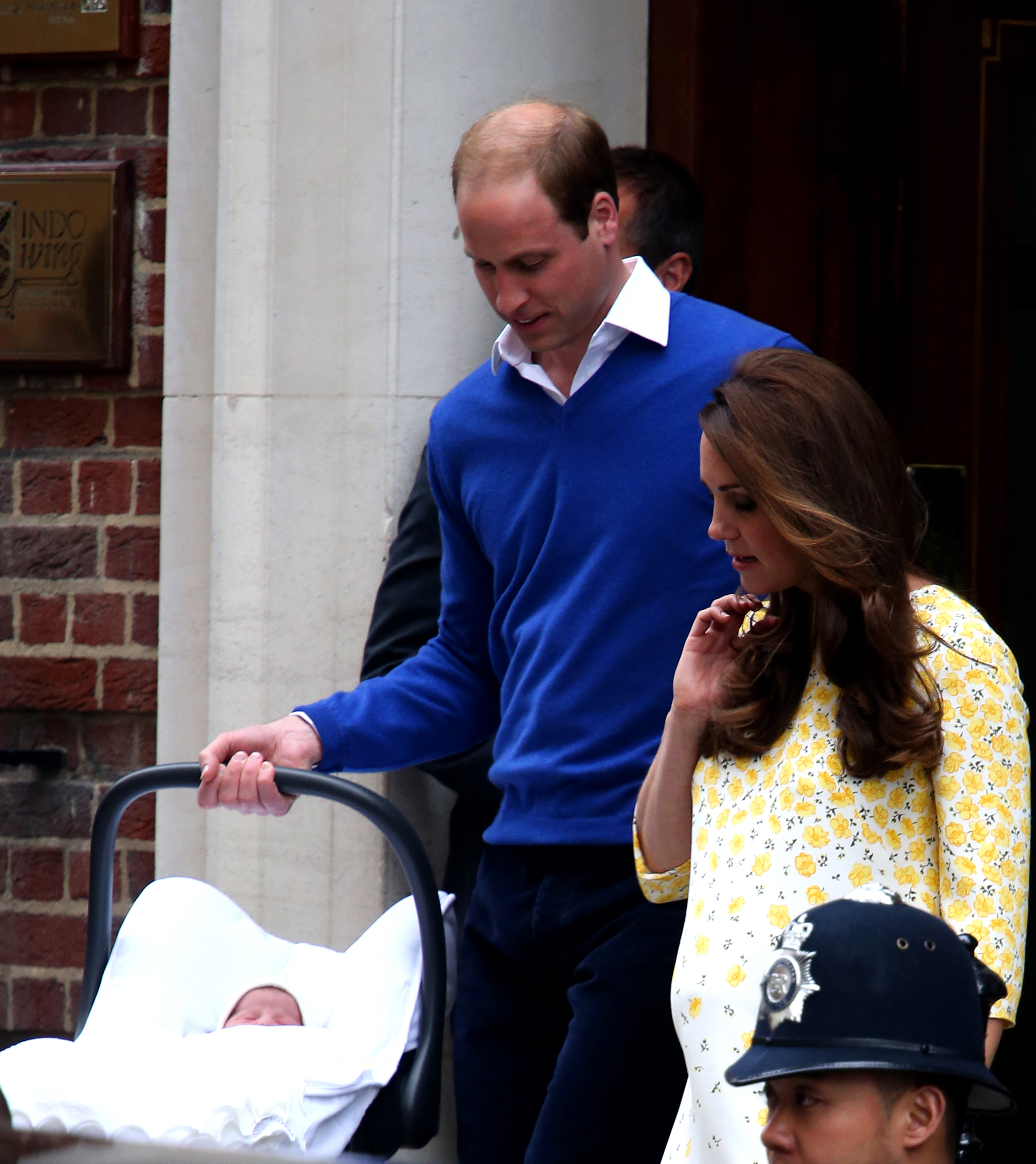 シャーロット王女の出産後、病院を後にするウィリアム王子＆キャサリン妃夫妻