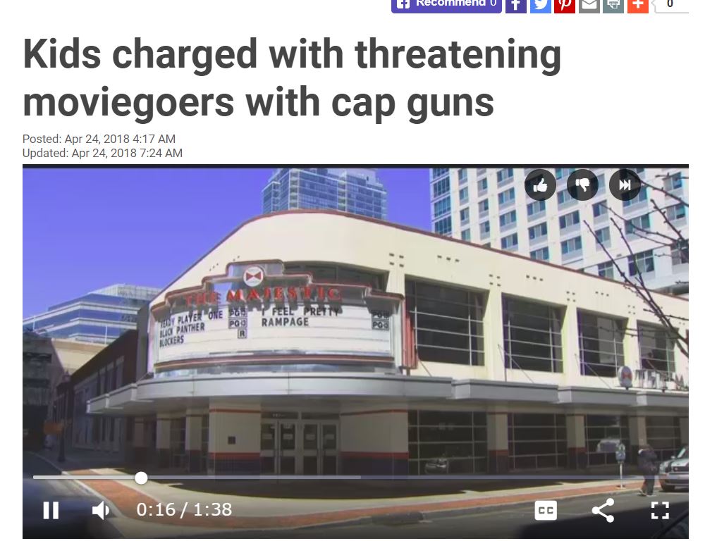5人のティーン、おもちゃの銃で映画館を襲撃し「手を挙げろ！」（画像は『News 12 New Jersey　2018年4月24日付「Kids charged with threatening moviegoers with cap guns」』のスクリーンショット）