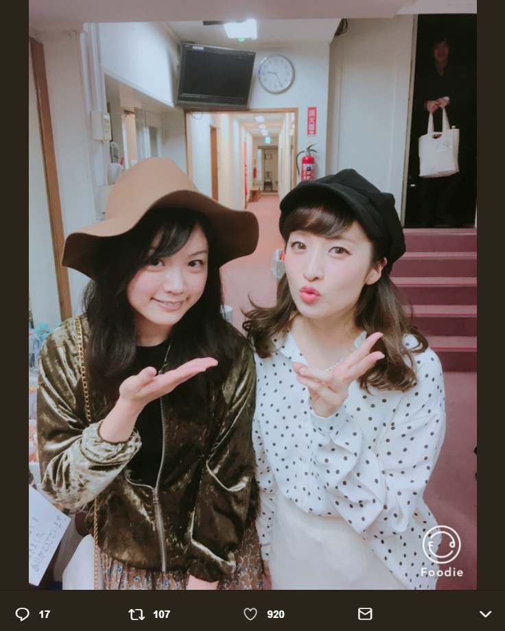 加弥乃と梅田彩佳（画像は『梅田彩佳　2018年4月20日付Twitter「久しぶりに会えた 増山かやのちゃん。」』のスクリーンショット）