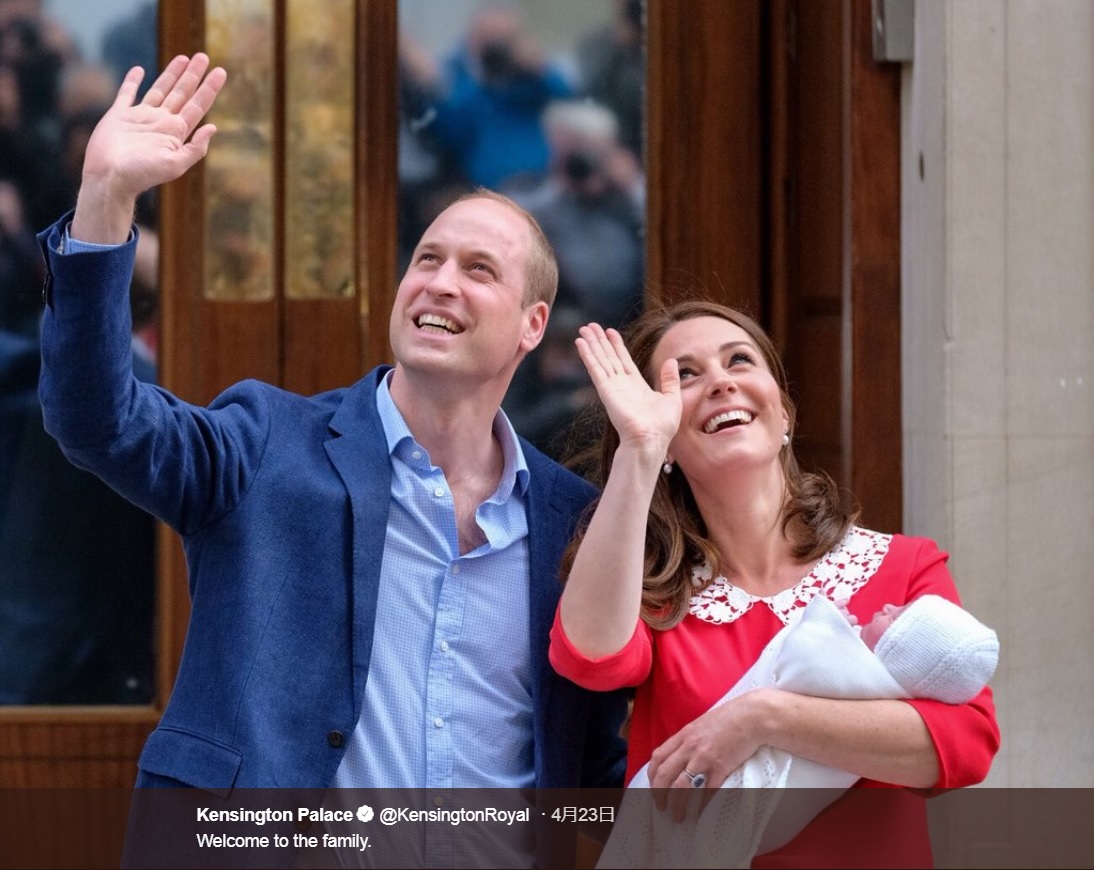 23日に誕生した王子をお披露目をするウィリアム王子＆キャサリン妃（画像は『Kensington Palace　2018年4月23日付Twitter「Welcome to the family.」』のスクリーンショット）