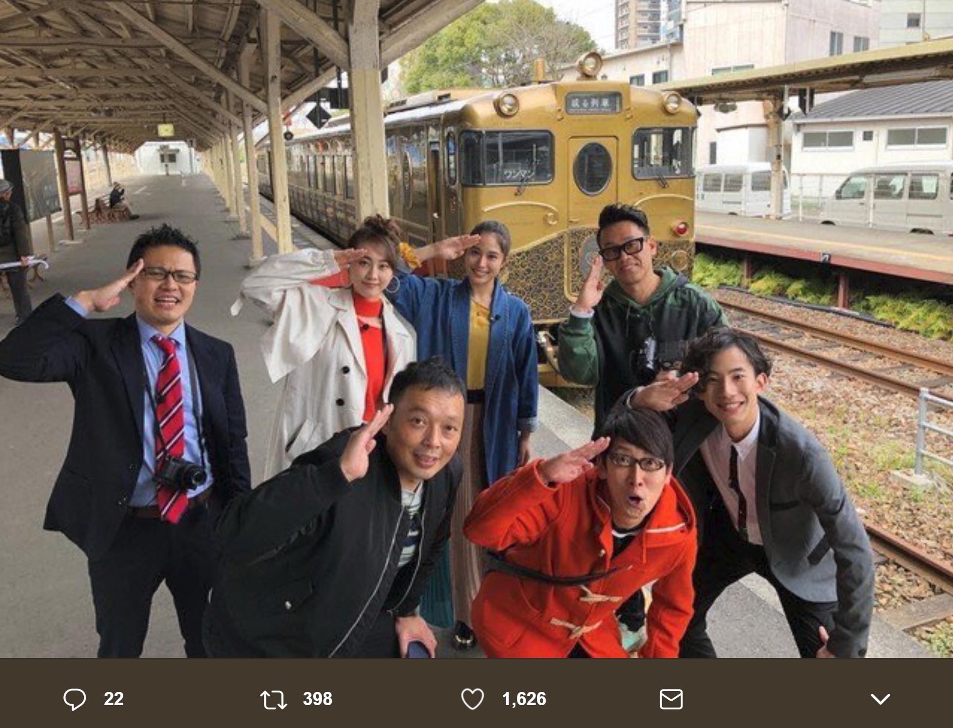 “鉄道BIG4”ロケ一行『或る列車』をバックに（画像は『上野耕平/Kohei Ueno　2018年4月4日付Twitter「さぁいよいよこの後21時から日テレ「笑神様は突然に…」放送です！」』のスクリーンショット）