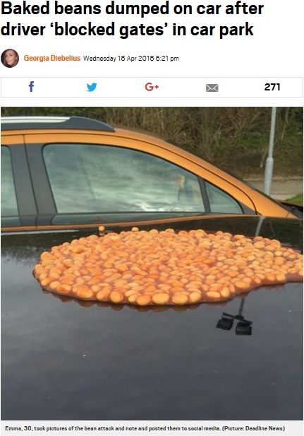 車のボンネットにベイクドビーンズが…（画像は『Metro　2018年4月18日付「Baked beans dumped on car after driver ‘blocked gates’ in car park」（Picture: Deadline News）』のスクリーンショット）