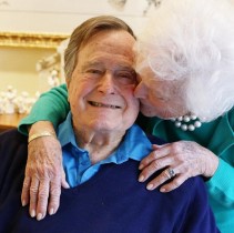 【イタすぎるセレブ達】ブッシュ元米大統領、妻バーバラ夫人の最期を見守った“献身愛”