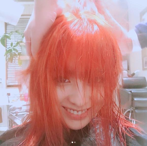 橋本環奈の髪が“神楽カラー”に（画像は『橋本環奈マネージャー　2018年4月23日付Instagram「こんにちは！環奈MGアル。今日は色を入れている様子をシェアします！」』のスクリーンショット）
