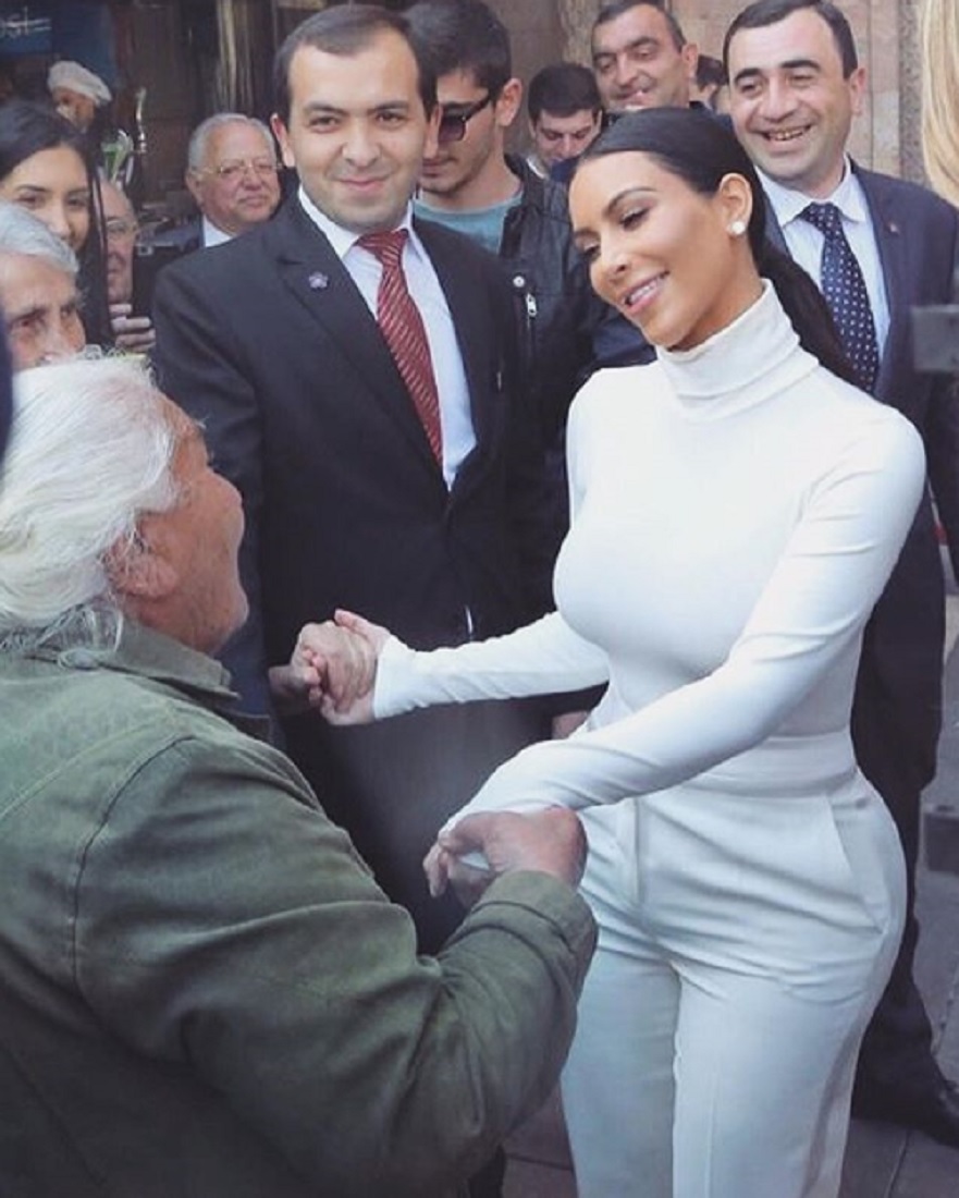 こんな大統領夫人はいかが？（画像は『Kim Kardashian West　2018年4月24日付Instagram「It’s so inspiring to see all Armenians united in peaceful protests making a difference.」』のスクリーンショット）