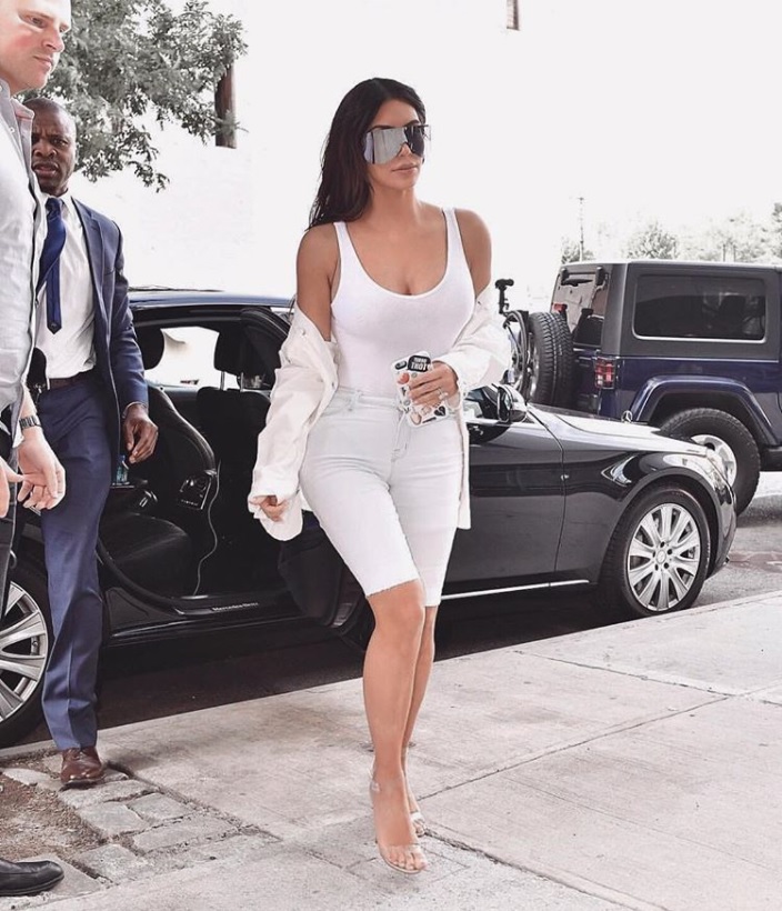 キムの靴が話題に（画像は『Kim Kardashian West　2018年4月3日付Instagram「KIMOJI X LUMEE COMING VERY SOON」』のスクリーンショット）