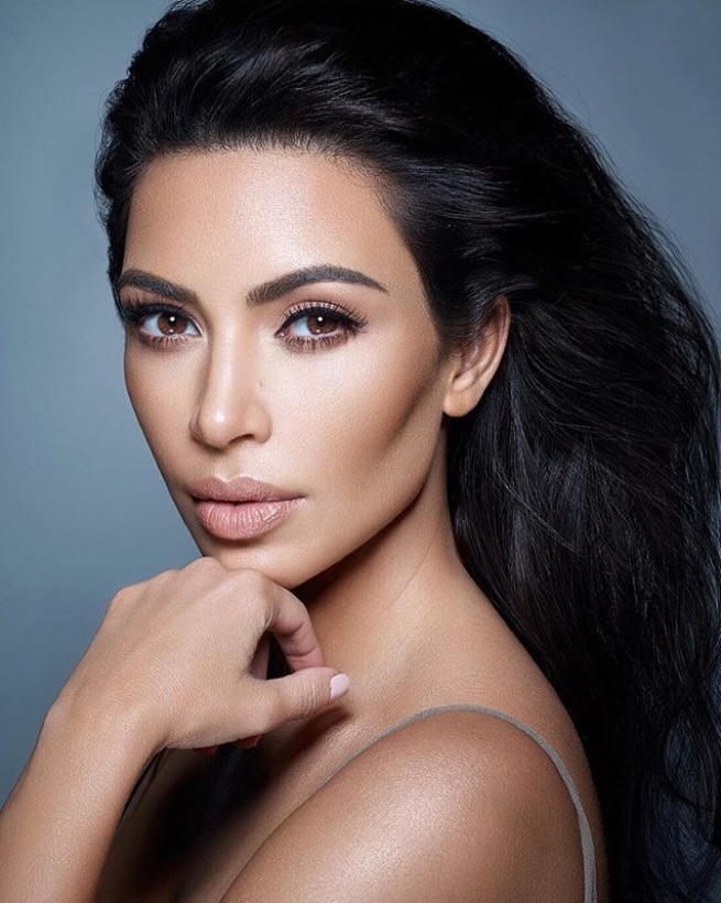 キム、妹の恋人トリスタン・トンプソンを批判（画像は『Kim Kardashian West　2017年8月13日付Instagram「＠kkwbeauty Powder Contour and Highlight Kits launching this month on kkwbeauty.com」』のスクリーンショット）