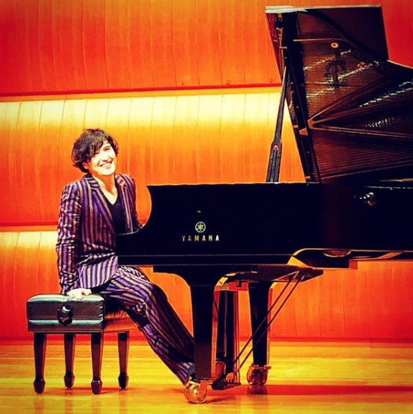 ピアノを前に微笑む清塚信也（画像は『清塚信也　2018年3月21日付Instagram「福岡ありがとうございました。」』のスクリーンショット）