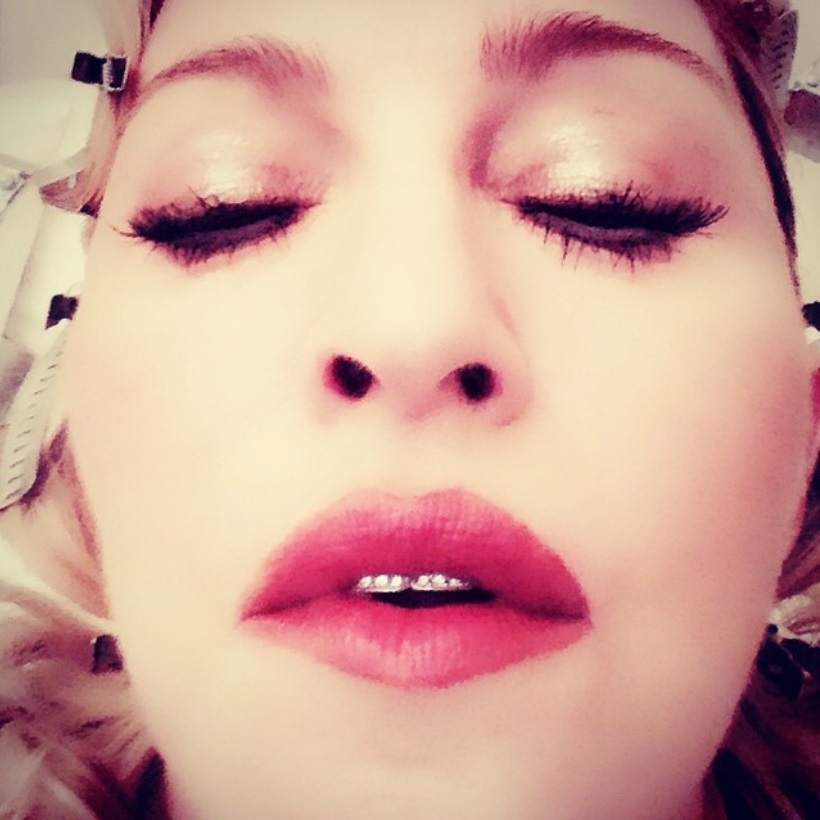 マドンナの歯もギラリ（画像は『Madonna　2014年11月6日付Instagram「Having an Innovative Moment!」』のスクリーンショット）