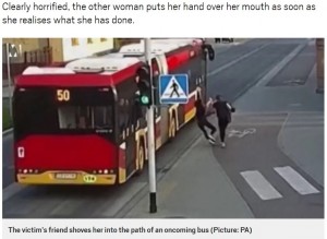 【海外発！Breaking News】17歳少女に冗談で押された友人、あわやバスの下敷きに（ポーランド）＜動画あり＞