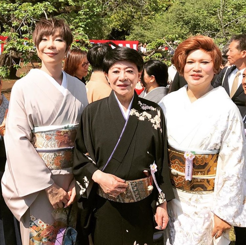 「なかなか自然光の下で集まることのない3人」とミッツ（画像は『ミッツ・マングローブ【公式】　2018年4月21日付Instagram「総理と桜を見る会 初めてお招き頂きました。」』のスクリーンショット）