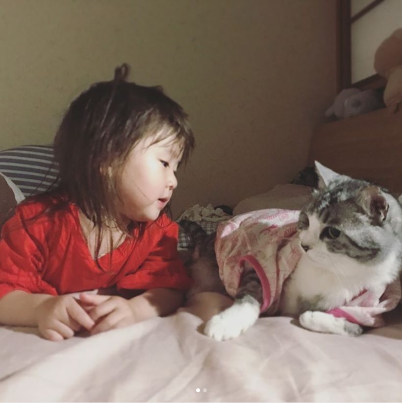坂本美雨の長女と飼い猫“サバ美”（画像は『miu sakamoto　2018年4月24日付Instagram「サバちゃんはお洋服着てないね、って言ったら、かしてあげる～、って。ふたりでなにやらごろごろしていた。」』のスクリーンショット）
