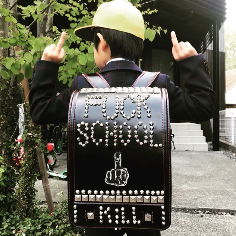  マキシマムザ亮君が自作したランドセル（画像は『maximum the hormone　2018年4月6日付Instagram「名古屋でのライブから帰って来て、本日は次男坊の小学校入学式。」』のスクリーンショット）