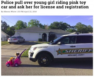 【海外発！Breaking News】おもちゃの車で道路に出てきた幼女に警察官「免許証は？　登録証明書は？」（米）