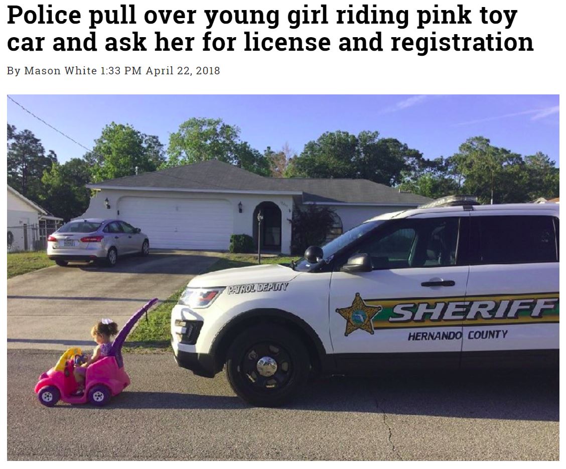 女の子がトイカーで公道に！　気付いた警察官は…（画像は『WorldWideWeirdNews.com　2018年4月22日付「Police pull over young girl riding pink toy car and ask her for license and registration」』のスクリーンショット）