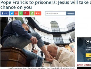 【海外発！Breaking News】これがローマ教皇の慈悲深さ　刑務所で受刑者12名の足を洗いキスも