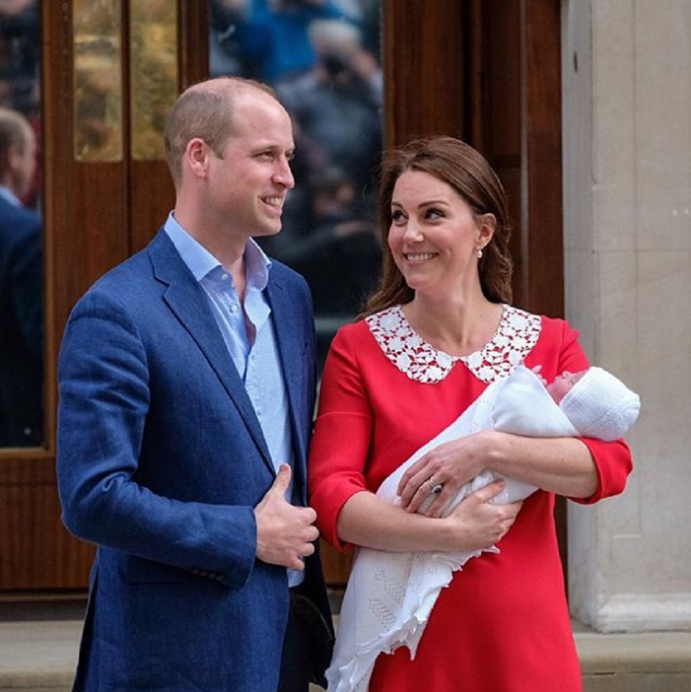キャサリン妃はこの笑顔！（画像は『Kensington Palace　2018年4月24日付Instagram「The Duke and Duchess of Cambridge and their son have traveled home to Kensington Palace today.」』のスクリーンショット）