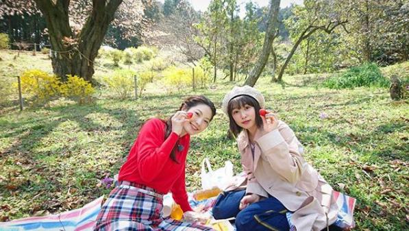 みやこ町でお花見する森貴美子、桜井日奈子（画像は『【公式】ちょっと福岡行ってきました！　2018年4月24日付Instagram「とっても可愛いオフショットをどうぞ」』のスクリーンショット）