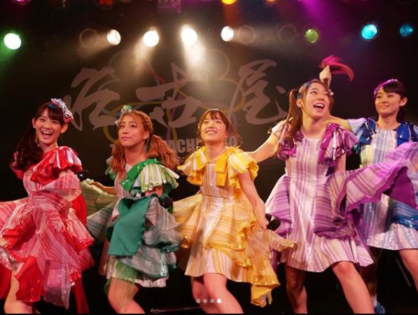 5人揃ったチームしゃちほこ（画像は『大黒柚姫　2018年4月7日付Instagram「チームしゃちほこがデビューして今日で6年が経ちました。」』のスクリーンショット）