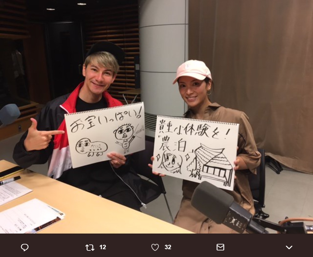 JOYと秋元才加（画像は『TOKYO FM 80.0 ＆ 86.6　2018年4月7日付Twitter「11:00～［＃秋元才加 と ＃JOY のWeekly Japan!!］」』のスクリーンショット）