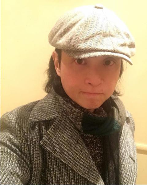 辻仁成がパリで過ごす際の服装（画像は『tsujihitonari　2018年3月22日付Instagram「パリでは、普段、こんな格好で闊歩してます。」』のスクリーンショット）