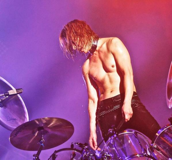 ドラムセットを前に佇むYOSHIKI（画像は『Yoshiki　2018年4月6日付Instagram「Next week, I’ll come back on stage as a ＃drummer.」』のスクリーンショット）