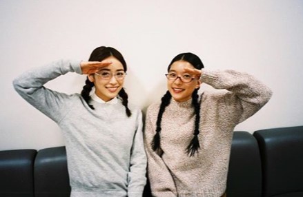 泉里香と芳根京子（画像は『芳根京子　2018年4月3日付Instagram「W月海？」』のスクリーンショット）