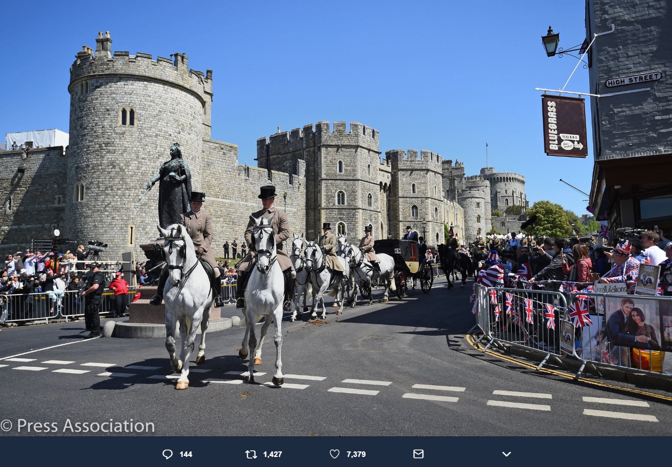 ロイヤルウェディングのリハーサル風景（画像は『Kensington Palace　2018年5月17日付Twitter「Rehearsing for the ＃RoyalWedding: Members of the Armed Forces were among those taking part in a dress rehearsal of the carriage procession through Windsor Town and The Long Walk today.」』のスクリーンショット）