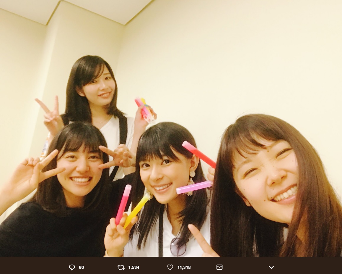 サイリウムでピースサインしてご機嫌な芳根京子（画像は『芳根京子　2018年5月23日付Twitter「昨日はももクロちゃんのライブに行かせていただきました。」』のスクリーンショット）